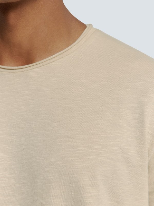 ΒΑΜΒΑΚΕΡΟ SLUB ΜΑΚΡΥΜΑΝΙΚΟ T-SHIRT ΜΕ ΓΥΡΙΣΜΑ ΣΕ ΛΑΙΜΟΚΟΨΗ