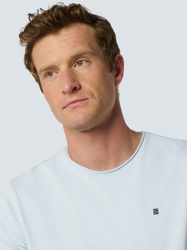 ROUND NECK SLUB T-SHIRT WITH ROLLED SLEEVE CUFFS AND SUBTLE LOGO PRINT