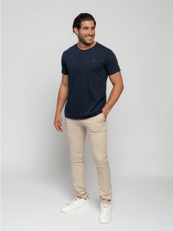 COTTON SLUB YARN T-SHIRT ME ΓΥΡΙΣΜΑ ΣΕ ΜΑΝΙΚΙΑ ΚΑΙ ΛΑΙΜΟΚΟΨΗ