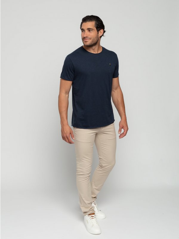 COTTON SLUB YARN T-SHIRT ME ΓΥΡΙΣΜΑ ΣΕ ΜΑΝΙΚΙΑ ΚΑΙ ΛΑΙΜΟΚΟΨΗ