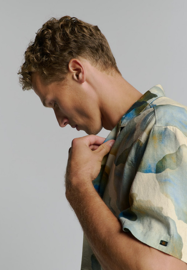 ΚΟΝΤΟΜΑΝΙΚΟ ΠΟΥΚΑΜΙΣΟ REVERS COLLAR ALL OVER PRINTED ΑΠΟ ΛΙΝΟ ΚΑΙ ΒΑΜΒΑΚΙ