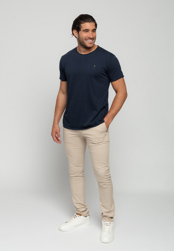 COTTON SLUB YARN T-SHIRT ME ΓΥΡΙΣΜΑ ΣΕ ΜΑΝΙΚΙΑ ΚΑΙ ΛΑΙΜΟΚΟΨΗ